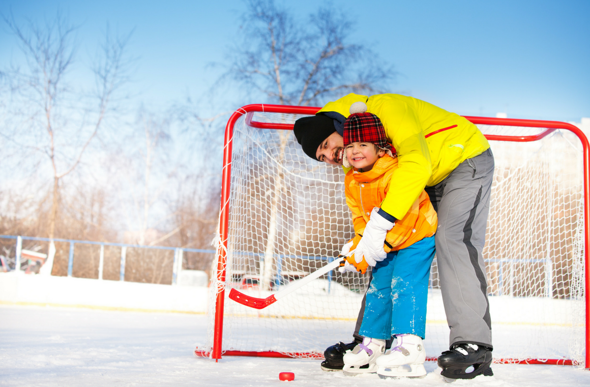 Папы играют в хоккей. Дети играют в хоккей. Мальчик с клюшкой на льду. Хоккейная фотосессия с сыном. Фотосессия хоккей дети.